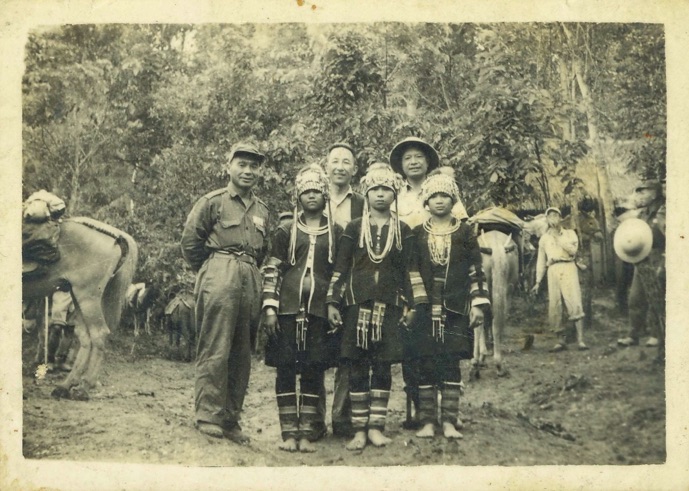 1960 年代的緬甸勐勇，最左的少女即為筆者的外婆。最左應為游擊部隊二軍軍長吳祖伯，後面兩位是台灣派去的教導總隊人員。